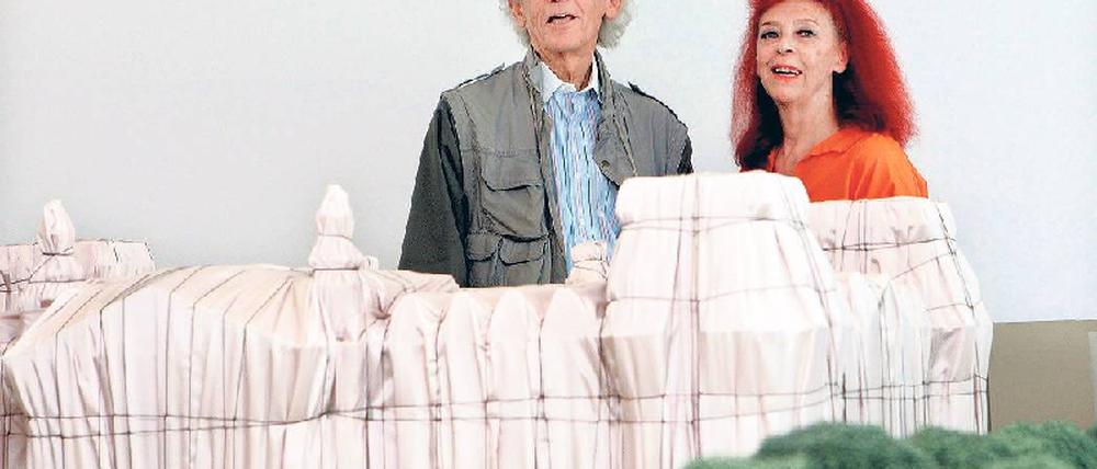 Christo und seine im Herbst gestorbene Frau Jeanne-Claude 2009 vor einem Modell des verhüllten Reichstags. Foto: dpa
