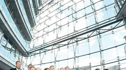 Große Aufgabe. Das neue nordrhein-westfälische Kabinett um Ministerpräsidentin Hannelore Kraft (SPD) und Schulministerin Sylvia Löhrmann (Grüne). Foto: dpa