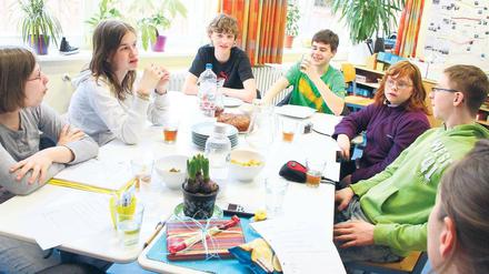 Konferenz. Sechs Redakteure des „Rasenden Kuriers“ treffen sich jeden Dienstag in der Sancta-Maria-Schule in Zehlendorf, um die nächste Ausgabe zu planen. 
