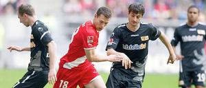 Sinnbildlich. Düsseldorfs Thomas Bröker tritt an, Patrick Kohlmann und Markus Karl laufen nur hinterher.