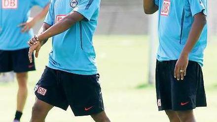 Raffael, 25, links und Ronny, 24, spielen jetzt gemeinsam für Hertha BSC. Der ältere der beiden Brüder steht seit Januar 2008 bei den Berlinern unter Vertrag. Ronny wechselte in diesem Sommer vom portugiesischen Erstligisten Uniao Leiria zum Bundesligaabsteiger.