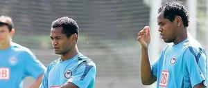 Raffael, 25, links und Ronny, 24, spielen jetzt gemeinsam für Hertha BSC. Der ältere der beiden Brüder steht seit Januar 2008 bei den Berlinern unter Vertrag. Ronny wechselte in diesem Sommer vom portugiesischen Erstligisten Uniao Leiria zum Bundesligaabsteiger.