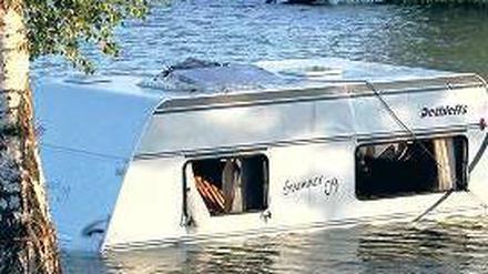 Der Sturm stürzte Caravans auf diesem Campingplatz in Holland in einen See.Foto: dpa