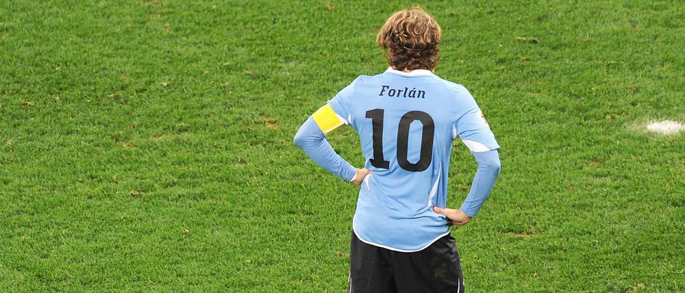 Südamerika im Abseits. Uruguays Diego Forlán muss zuschauen, wenn Europa am Sonntag den Titel unter sich ausmacht.