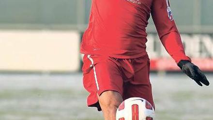 Ein letzter Antritt. Ende November spielte Ailton noch für den Bremer Viertligisten FC Oberneuland, inzwischen gilt er als verschollen. Foto: Nordphoto