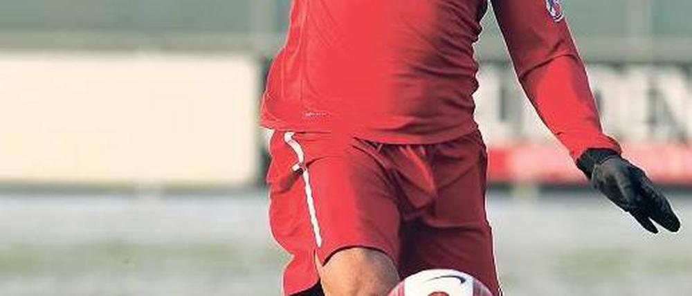 Ein letzter Antritt. Ende November spielte Ailton noch für den Bremer Viertligisten FC Oberneuland, inzwischen gilt er als verschollen. Foto: Nordphoto