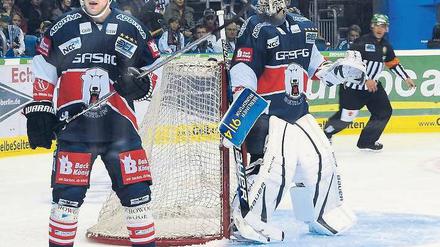 Warten auf die Haie. Derrick Walser (l.) trifft mit den Eisbären am Sonntag auf Köln.