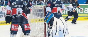 Warten auf die Haie. Derrick Walser (l.) trifft mit den Eisbären am Sonntag auf Köln.
