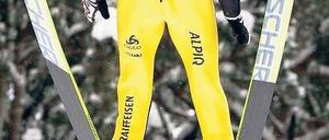 V wie Victory. Was für Simon Ammann in der vergangenen Saison bei fast jedem Springen gegolten hat, stimmt in diesem Winter bisher nicht mehr so ganz. Foto: Reuters