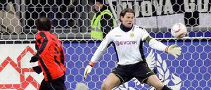 Gegen den Lauf: Dortmunds Torwart Roman Weidenfeller kann dem Schuss von Theofanis Gekas nur noch hinterher schauen. Das 0:1 besiegelt die ersten Auswärtsniederlage der Borussia in dieser Saison.