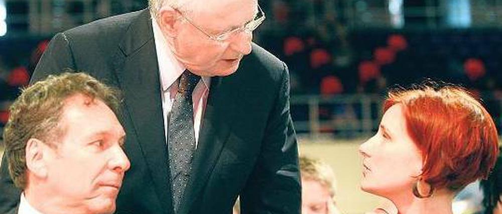 „Schreierei und Tannenbaumbrand.“ Mit ihrer Kritik am Vorsitzenden Klaus Ernst (links) riskiert die stellvertretende Linken-Vorsitzende Katja Kipping auch den Konflikt mit Ernsts Vorgänger Oskar Lafontaine.Foto: Sven Simon/picture-alliance