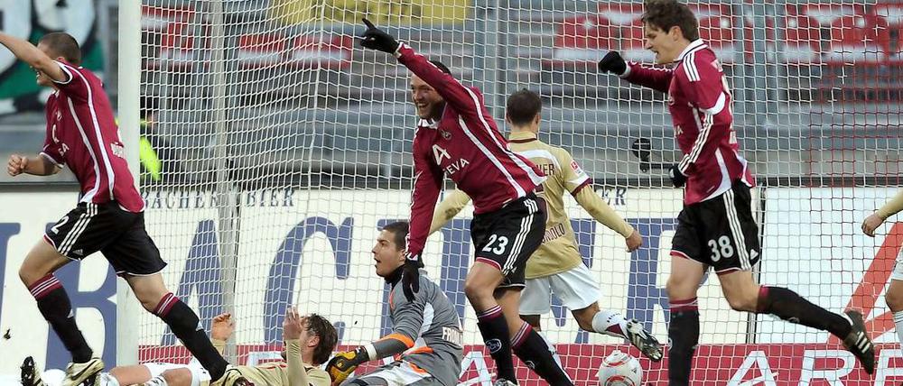 Drei Fäuste für ein Halleluja: Nürnbergs Simons, Schieber und Wollscheid (v. l. n. r.) jubeln über das 2:0 gegen Hannover.