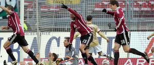Drei Fäuste für ein Halleluja: Nürnbergs Simons, Schieber und Wollscheid (v. l. n. r.) jubeln über das 2:0 gegen Hannover.