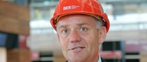 ARCHIV - Der Sprecher der Geschäftsführung der Berliner Flughäfen, Rainer Schwarz, steht am 02.05.2012 in der Haupthalle des zukünftigen Hauptstadtflughafens in Schönefeld. Der neue Hauptstadtflughafen Berlin Brandenburg wird nicht wie geplant am 3. Juni eröffnet. Das wurde am Dienstag (08.05.2012) aus Kreisen der Bundesregierung bestätigt. Foto: Bernd Settnik dpa/lbn (zu dpa 0456 vom 08.05.2012)  +++(c) dpa - Bildfunk+++ | Verwendung weltweit