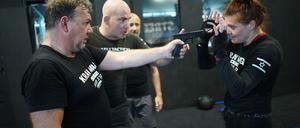 Arbeiten, bis die Gefahr neutralisiert ist. Trainer Oliver Hoffmann (2.v.l.) und Kursteilnehmer im Krav-Maga-Studio in Berlin-Wilmersdorf.