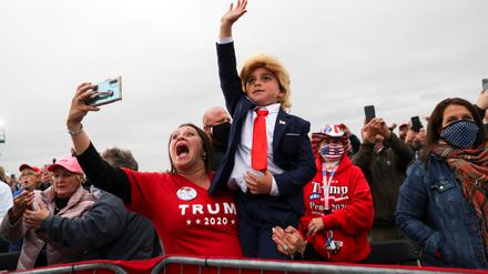 Ein Kind in Trump-Verkleidung auf einer Wahlkampfveranstaltung. 