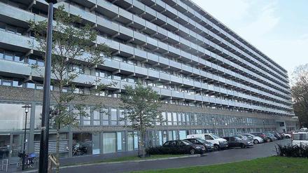Die Kleiburg ist ein 400 Meter langer Riegel. Im Zuge der Sanierung wurde die Erdgeschosszone völlig neu gestaltet. 