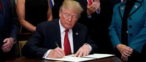Unterschrift gegen "Obamacare": US-Präsident Donald Trump