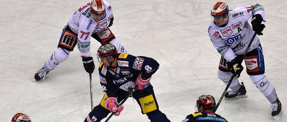 Umzingelt! Nick Petersen im Kreis der Schwenninger Spieler.