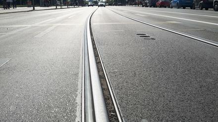 Straßenbahnschienen sind für Fahrrad- und Mopedfahrer eine tückische Gefahr.