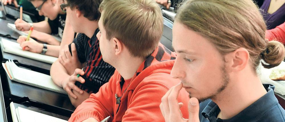 Bildungschance. Dem Studienwunsch vieler junger Leute entsprochen werden, weil Bund und Länder mit dem Hochschulpakt massenhaft Studienplätze aufbauten. 