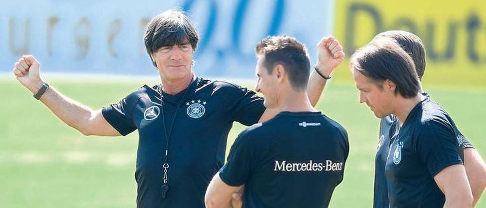 Vier Augen sehen mehr. Bundestrainer Löw mit seinen Assistenten Klose, Schneider und Köpke.