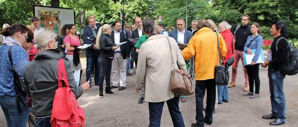 Die Bezirksverordneten beim Ortstermin.