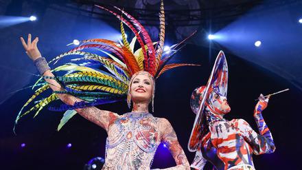 Tänzerinnen der Revue "The One - Grand Show" im Friedrichstadt-Palast. 