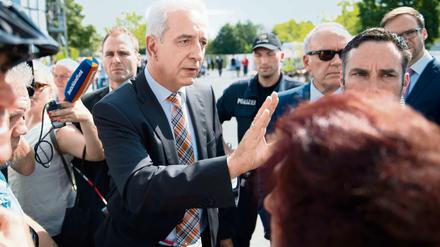 Sachsens Ministerpräsident Stanislaw Tillich (CDU) im August 2015 im Gespräch mit aufgebrachten Bürgern in Heidenau. 