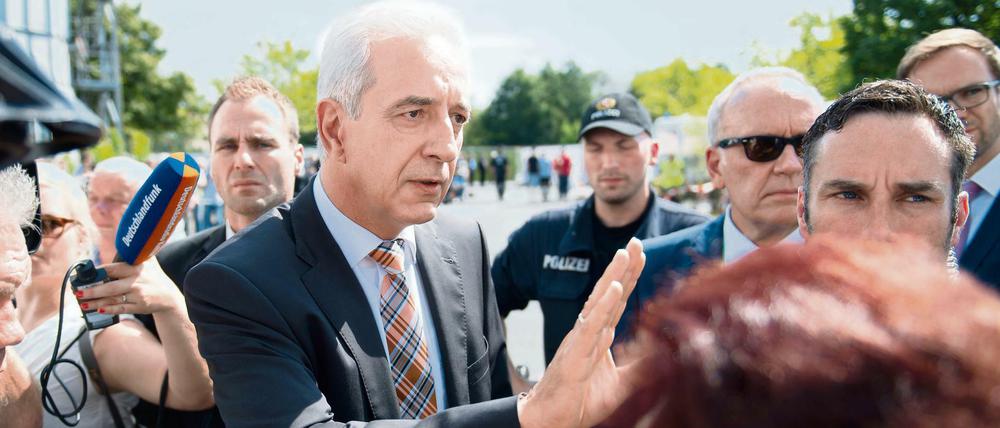Sachsens Ministerpräsident Stanislaw Tillich (CDU) im August 2015 im Gespräch mit aufgebrachten Bürgern in Heidenau.