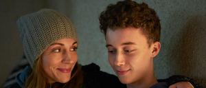 Johanna Winkler (Ulrike C. Tscharre) versucht, ihren Sohn Ben (Tim Litwinschuh) verstehen.