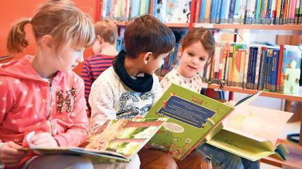 Fleißige Mädchen, schlaue Jungs? Im Schulalter beginnen auch Mädchen, das zu glauben. 