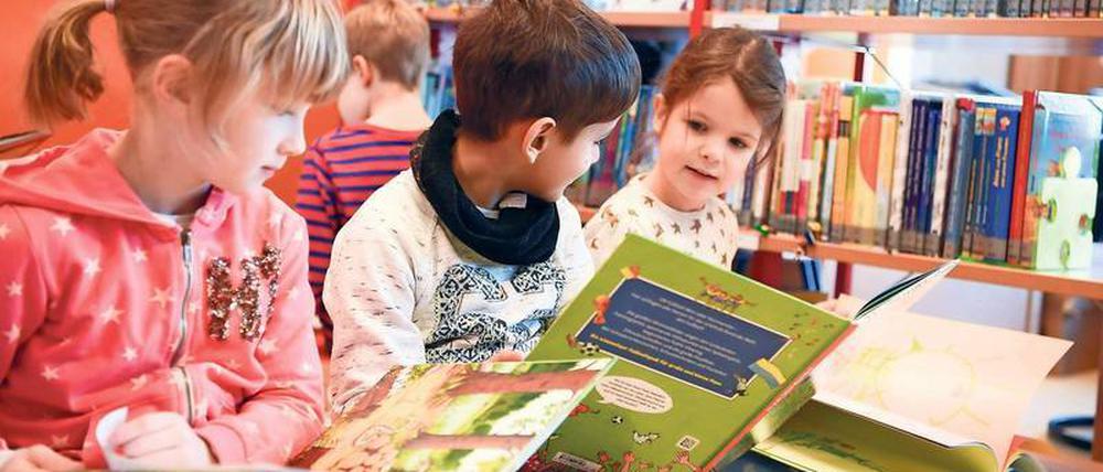 Fleißige Mädchen, schlaue Jungs? Im Schulalter beginnen auch Mädchen, das zu glauben.