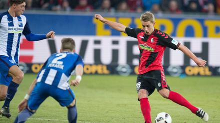 Nils Petersen wird vor dem zwischenzeitlichen 2:0 von Peter Pekarik und Niklas Stark nicht richtig gestört.