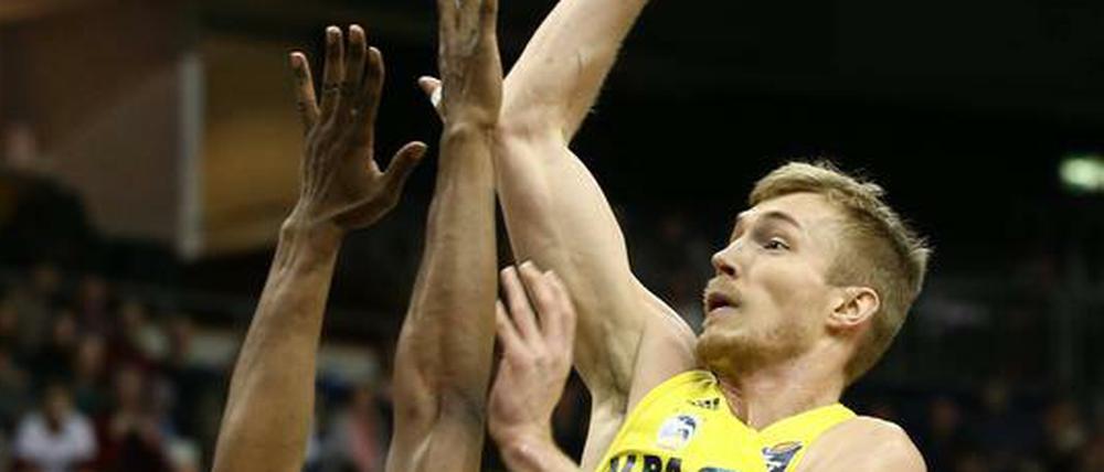 Wurfgewaltig. Albas Niels Giffey (r.) zeigt in dieser Szene Zug zum Korb.