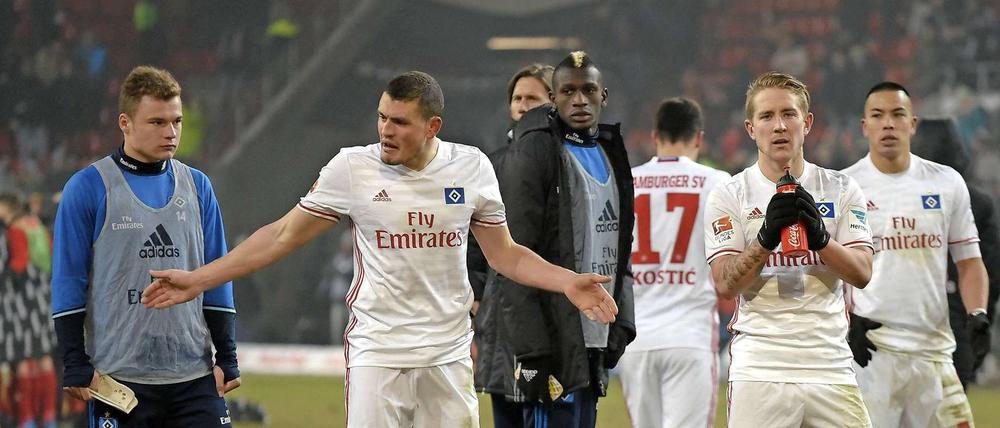 Keine gute Stimmung. Die HSV-Spieler nach der 1:3-Niederlage in Ingolstadt.