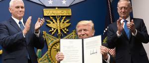 Stolz und entschieden. US-Präsident Donald Trump, sein Vize Mike Pence (l) und Verteidigungsminister James Mattis finden ihre Entscheidungen jedenfalls super.