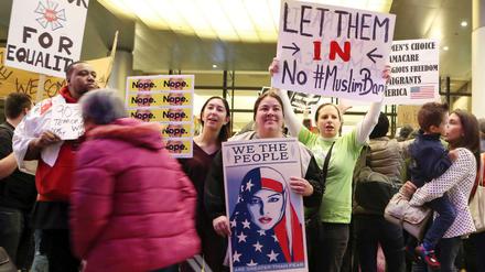 Eine Protestaktion im Los Angeles International Flughafen.