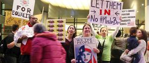 Eine Protestaktion im Los Angeles International Flughafen.