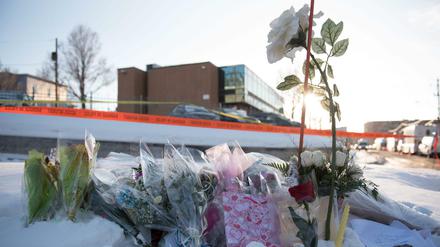 Blumen zum Gedenken an die Opfer des Moschee-Angriffs in Quebec 
