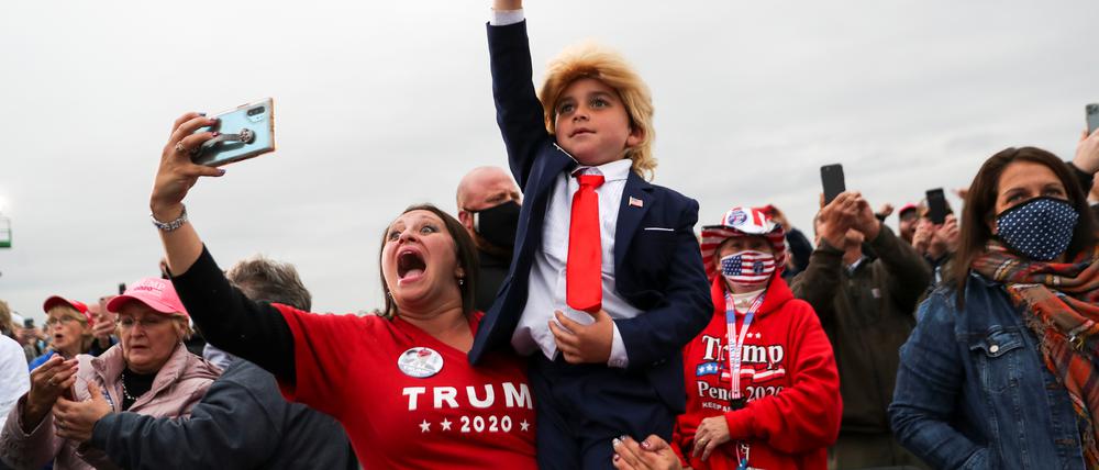 Ein Kind in Trump-Verkleidung auf einer Wahlkampfveranstaltung.