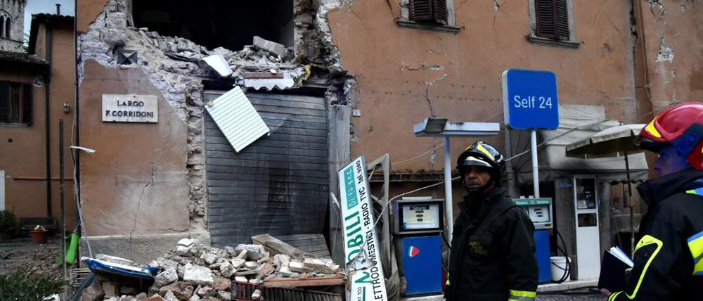 Die Rettungskräfte begannen bei Tagesanbruch, sich ein Bild über die Lage zu verschaffen.