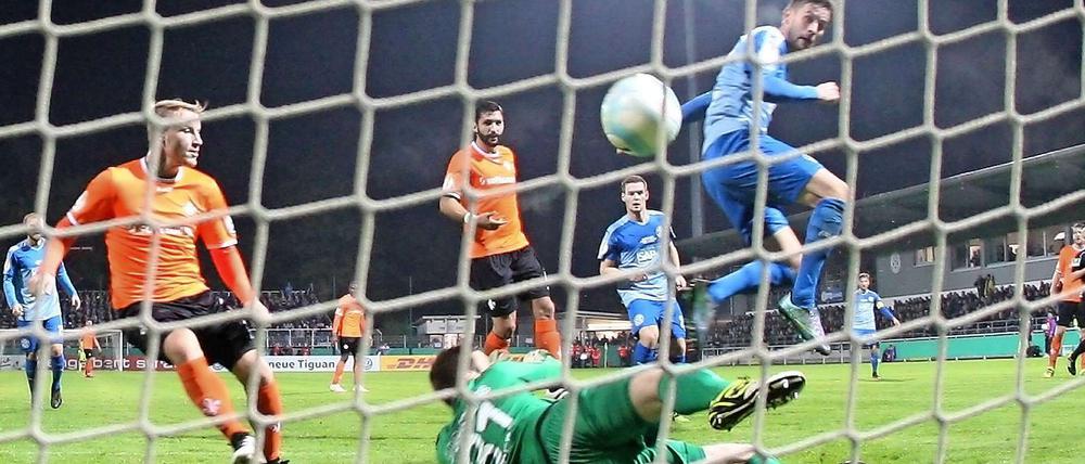Nico Hillenbrand erzielt das 1:0 für Walldorf.