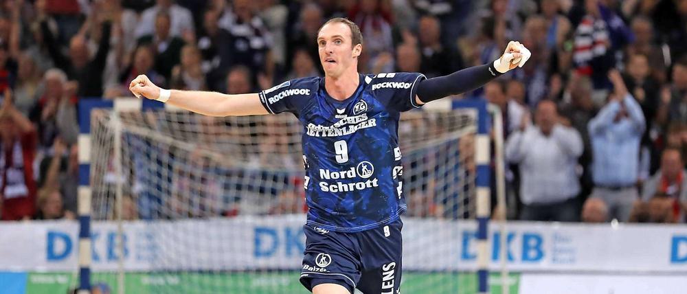 Flensburgs Holger Glandorf jubelt. Silvio Heinevetter liegt am Boden.