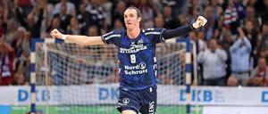 Flensburgs Holger Glandorf jubelt. Silvio Heinevetter liegt am Boden.