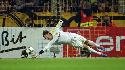Torwart Roman Weidenfeller von Dortmund hält einen Elfmeter. 