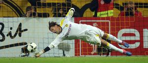 Torwart Roman Weidenfeller von Dortmund hält einen Elfmeter. 