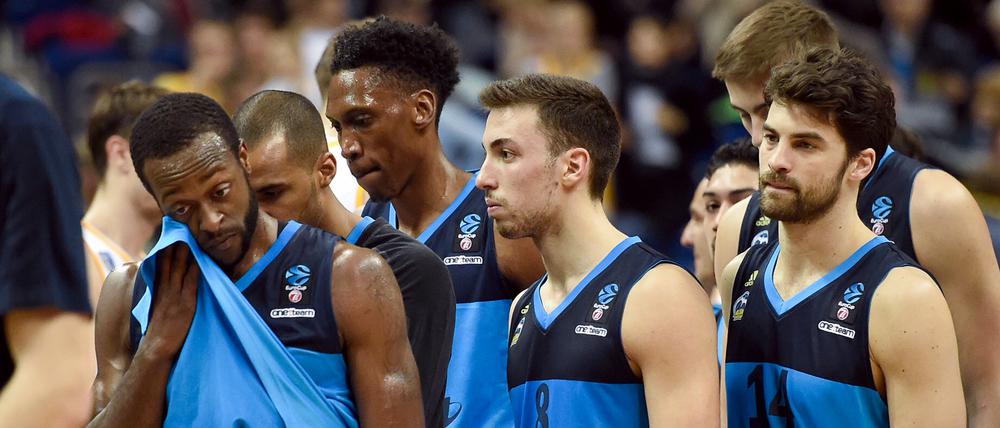 Die Alba-Spieler sind resigniert nach dem 72:102 gegen Khimki Moskau.