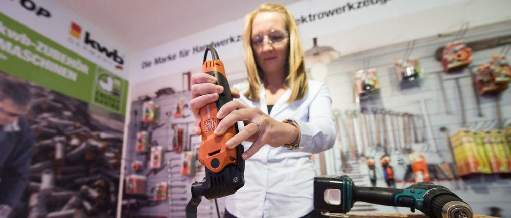Technik zum Anfassen. Die Mitarbeiterin eines Werkzeugherstellers zeigt, wie man verschiedene Geräte nutzen kann. 