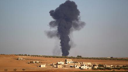 Die Luftangriffe in Syrien - wie hier nördlich von Aleppo - nehmen kein Ende.